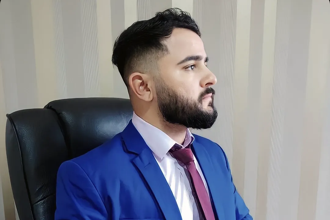 Alexandre Marques em atendimento no escritório